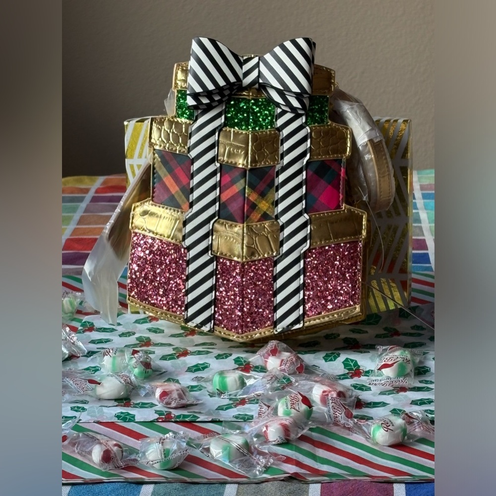 🎄🎁🎄 BETSEY JOHNSON  KITSCH STACK OF GIFTS CROSSBODY BAG 🎄🎁🎄 NWT🎄🎁🎄 - Picture 2 of 16